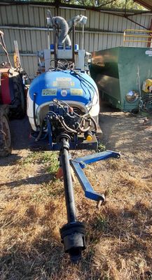 un tracteur garé dans une cour avec une remorque