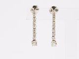 une paire de boucles d'oreilles en diamant sur fond blanc
