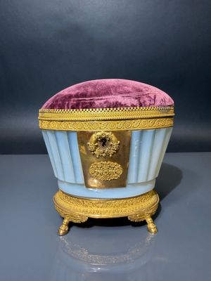 un coffret richement décoré, bleu et or, recouvert de velours rose