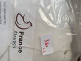 un oreiller blanc emballé dans du plastique, muni d'une étiquette