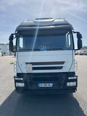 la photo d'un camion blanc garé sur un parking