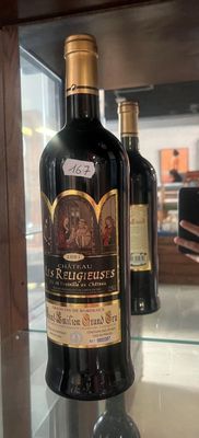 Plusieurs bouteilles de vin sont exposées dans une vitrine.