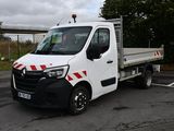 un camion blanc garé dans un parking