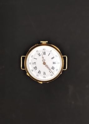 vue de dessus d'une horloge posée sur une surface noire, sur fond noir