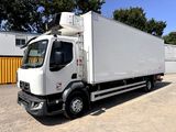 un camion blanc garé dans un parking