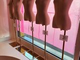 cinq mannequins exposés dans la vitrine d'un magasin