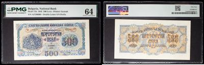 Trois types de monnaies différents sont exposés dans une vitrine