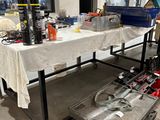 une table sur laquelle sont posés un certain nombre d'outils