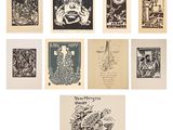 Plusieurs types d'œuvres d'art sont exposées sur une surface blanche