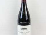 une bouteille de vin posée sur une table