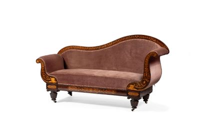 une image représentant un canapé avec une structure en bois et un dossier recouvert de velours rose
