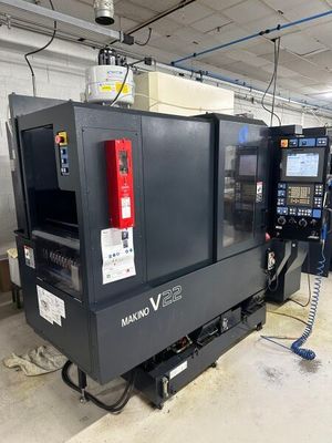 l'image d'une machine située à l'intérieur d'un bâtiment
