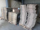 plusieurs piles de cartons empilées les unes sur les autres dans un entrepôt
