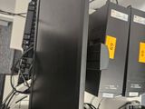 beaucoup de matériel informatique qui prend la poussière sur une étagère