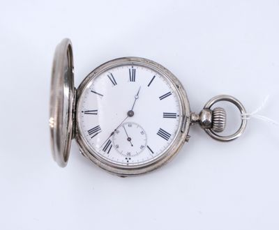 une montre de poche en argent avec des chiffres romains