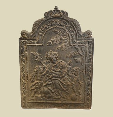 Plaque de cheminée en fonte de forme quadrangulaire le haut …