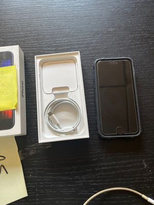 une boîte contenant un téléphone sur une table