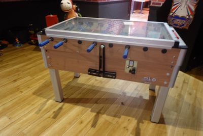 un baby-foot au milieu d'un parquet