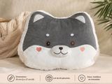 un oreiller avec l'image d'un chat dessus