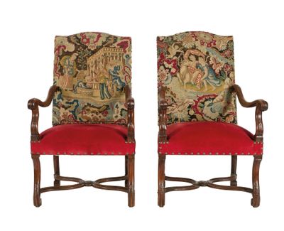 paire de fauteuils français du XIXe siècle, dont les assises sont recouvertes de velours rouge