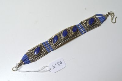 Un bracelet en métal argenté, serti de pierres ornementales …