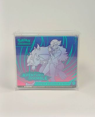 un gros plan d'une boîte de cartes à collectionner Pokémon posée sur une surface blanche