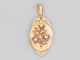un pendentif en or et diamants représentant une fleur