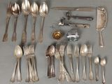beaucoup de cuillères, fourchettes et couteaux en argent sur la table