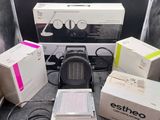 de nombreux gadgets électroniques posés sur une table