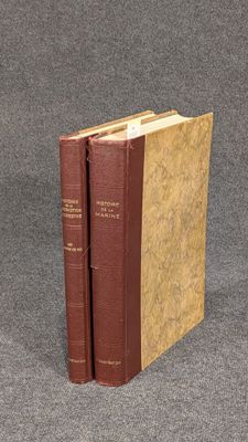 deux livres marron posés l'un sur l'autre sur une surface grise