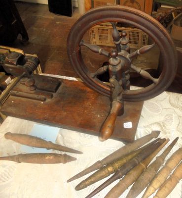 un grand nombre d'outils posés sur une table