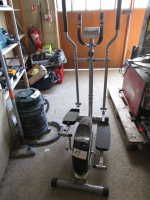 une photo d'une salle de sport avec un vélo d'appartement