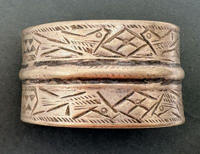 un gros plan d'une bague en argent ornée de motifs