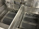 deux friteuses au milieu d'une cuisine en inox