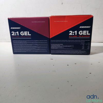 deux boîtes de 24 - 1 - 1 gel posées sur une table
