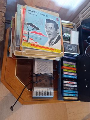 beaucoup de livres posés sur une table où se trouve une horloge