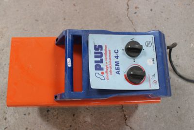 une boîte orange et bleue sur laquelle se trouve un appareil électronique