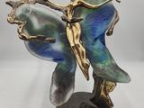 figurine représentant une femme aux ailes de papillon tenant une fleur
