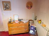 une chambre avec un lit et une commode