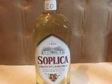 une bouteille d'alcool posée sur une table
