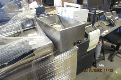 une photo d'une machine qui se trouve dans un entrepôt