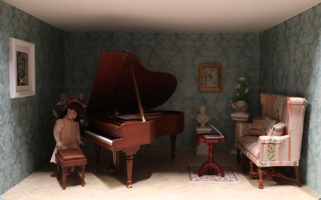 Diorama. Composition miniature, dans une vitrine en bois, vitre e...