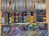 plusieurs types de cartes pokemon sur la table