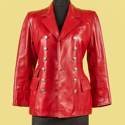 une veste en cuir rouge sur un mannequin, un mannequin, un mannequin, un mannequin, un mannequin, un mannequin, un mannequin, un mannequin, un mannequin, un mannequin, un mannequin, un mannequin, un mannequin, un mannequin, un mannequin, un mannequin, un mannequin, un mannequin, un mannequin, un mannequin, un mannequin, un mannequin, un mannequin, un mannequin, un mannequin, un mannequin, un mannequin, un mannequin, un mannequin, un mannequin, un mannequin, un mannequin, un