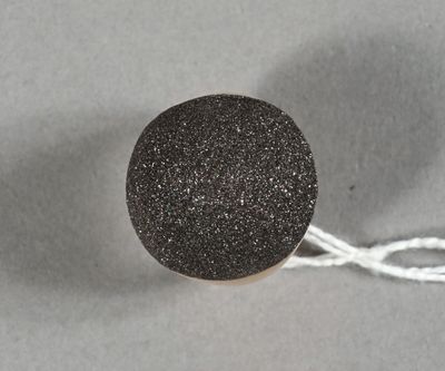 un gros plan sur une balle noire et blanche attachée à une corde