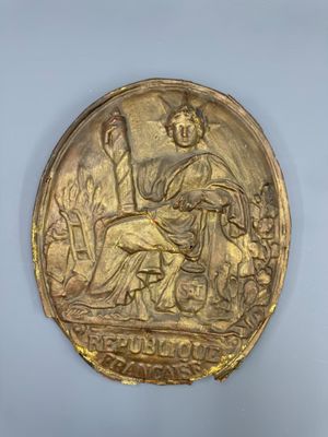 une image représentant une médaille d'or et une femme assise sur un banc