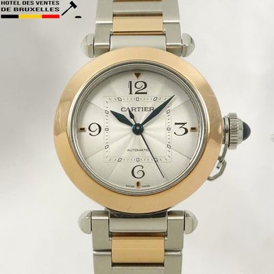 une image d'un gros plan d'une montre-bracelet sur un fond blanc