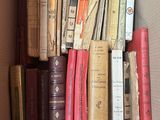 une boîte remplie de livres qui s'y trouvent