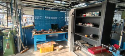 Ensemble d'établis, outillage à main, bureaux et armoires, cabine de p