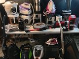 de nombreux types d'appareils électroménagers et d'appareils posés sur une table